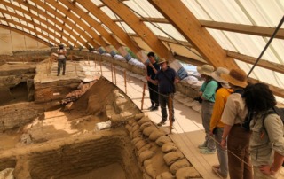 Archaeologist Doug explaining the significance of Çatalhöyük’s excavation site during a guided tour for students.
