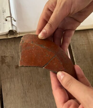 belize-archaeology-ceramic-shard-picu-incised Picu incised ceramic shard with diagonal stripe markings found at Actuncan, Belize
